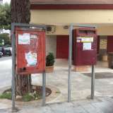 Le cassette postali retr� davanti alla salumeria del Quartierino: in zona non c'� un ufficio postale